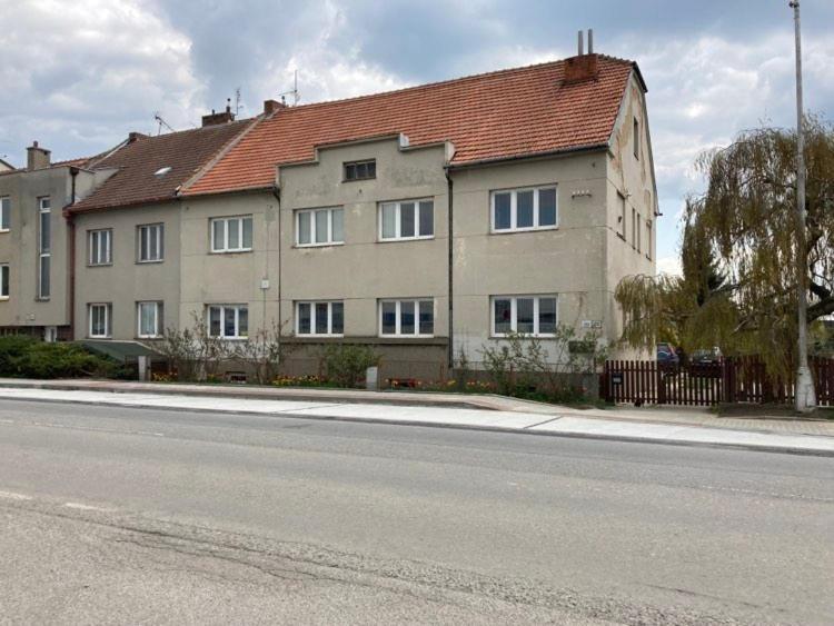 Apartment In The Garden Drzovice Luaran gambar